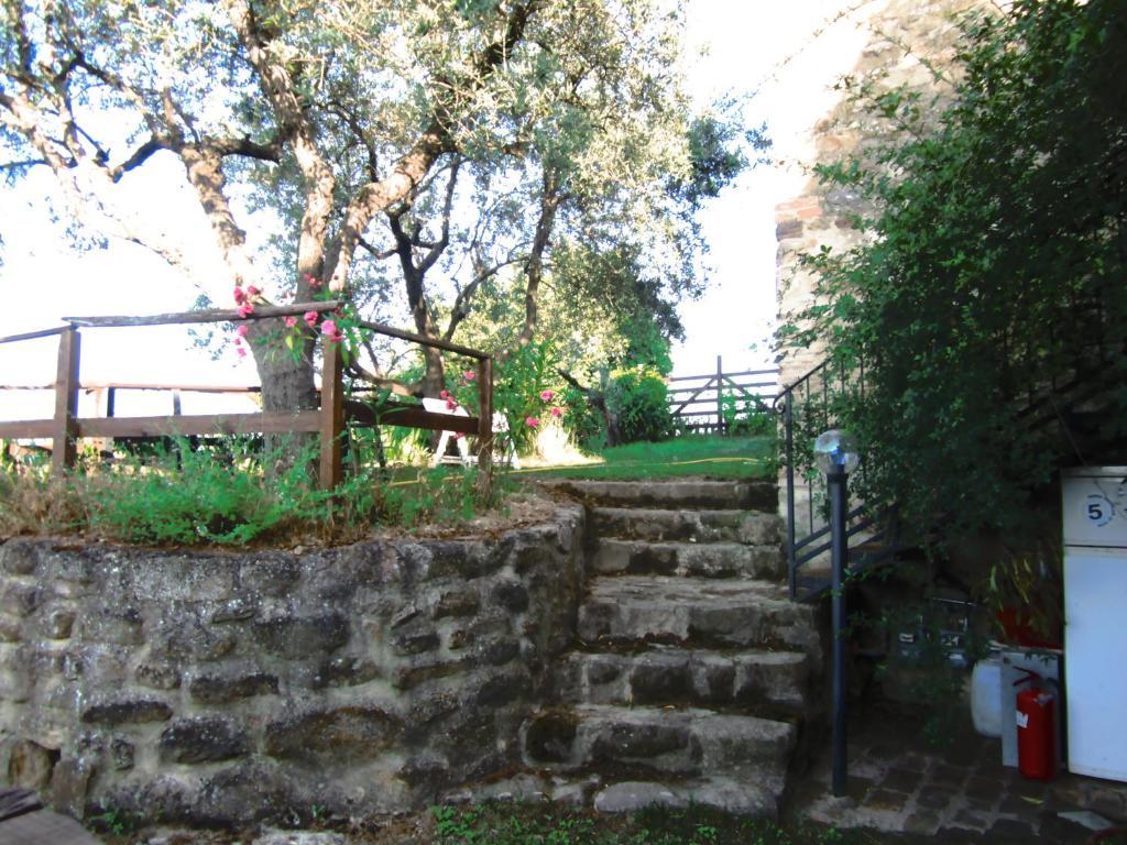 Castello Di Cisterna Gaglietole Exterior foto