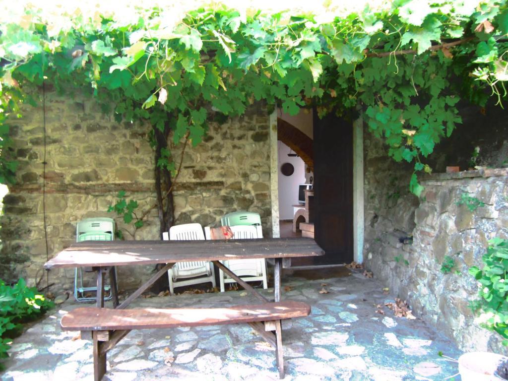 Castello Di Cisterna Gaglietole Exterior foto
