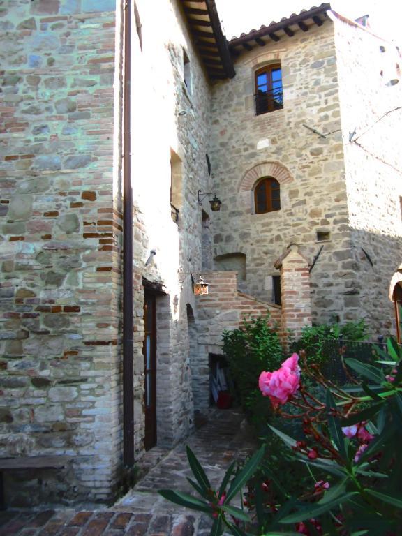 Castello Di Cisterna Gaglietole Exterior foto