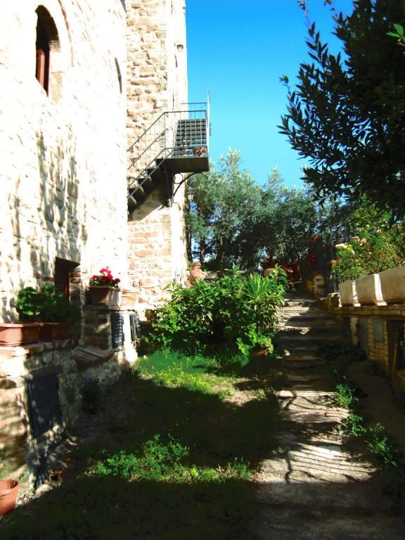 Castello Di Cisterna Gaglietole Exterior foto